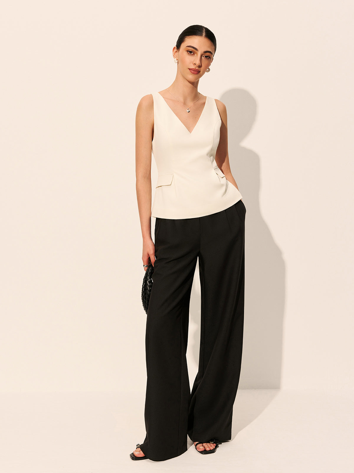 Fudus Dekoratives ärmelloses Top mit V-Ausschnitt