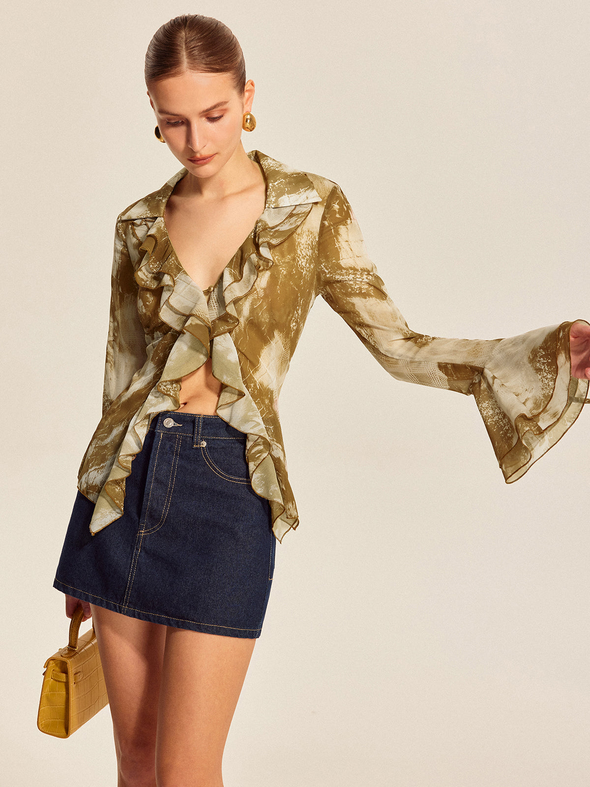 Bluse mit Rüschen und ausgestellten Glockenärmeln von Fudus