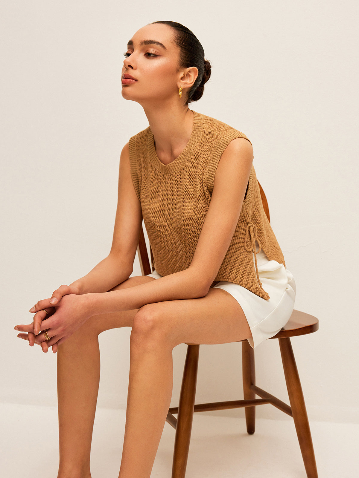 Gestricktes ärmelloses Top mit seitlichem Bindungsdetail von Fudus