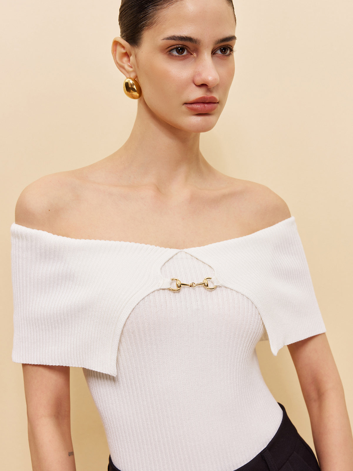 Geripptes Stricktop mit Kettendetail und off-shoulder Ausschnitt von Fudus