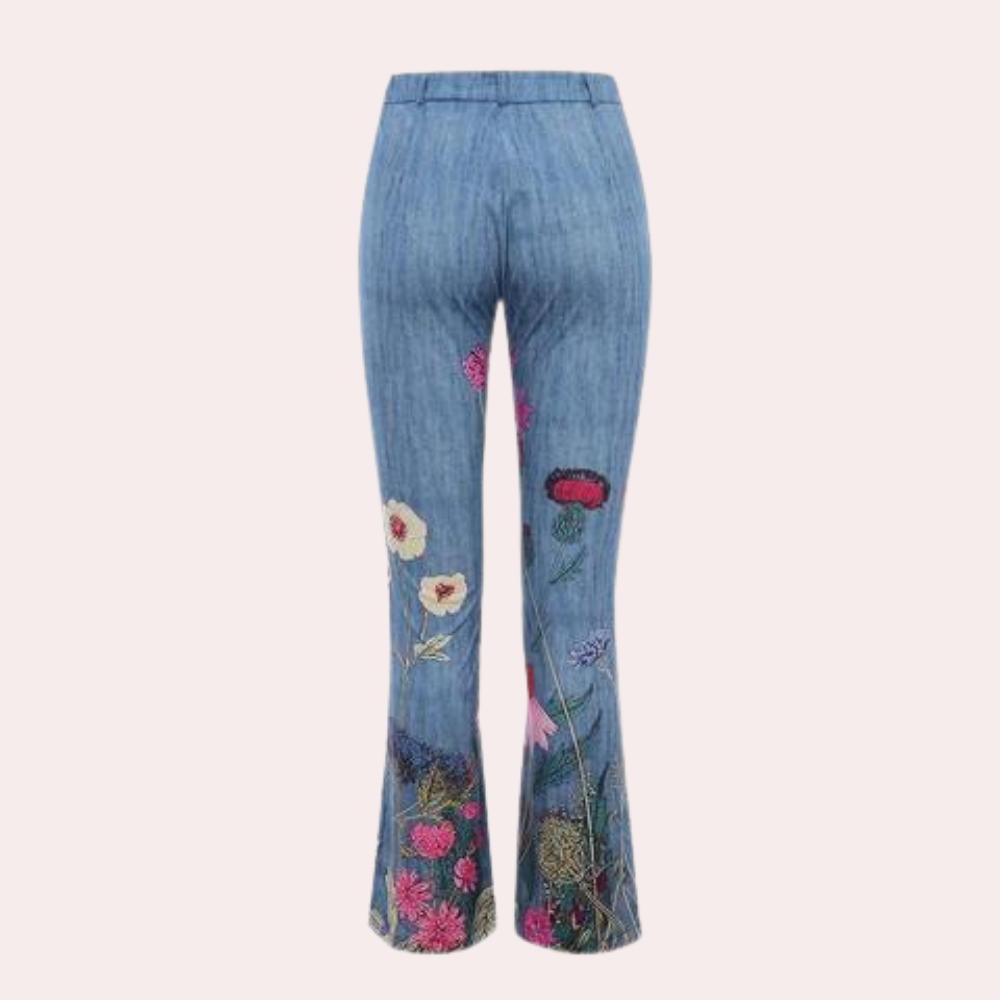 Rosmunda Damenjeans: Modische, ausgestellte Jeans mit trendigen Knöpfen