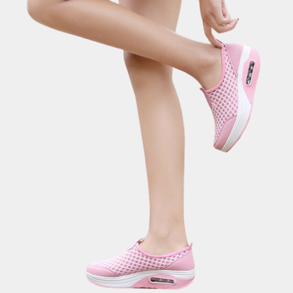 Trendige Damen-Keil-Turnschuhe in luftigem Design