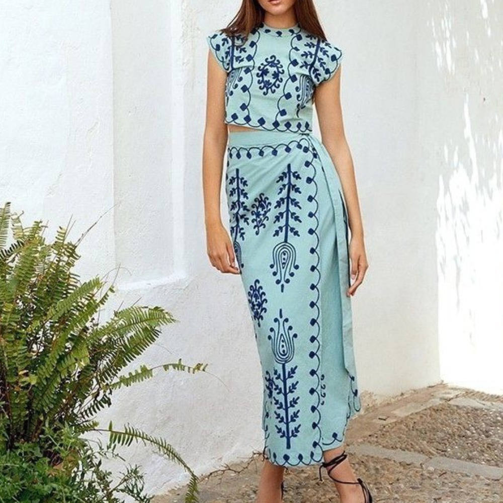 Modisches Damen-Outfit von Karin: Zweiteiliges Set mit markanten Prints