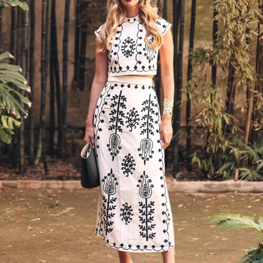 Modisches Damen-Outfit von Karin: Zweiteiliges Set mit markanten Prints