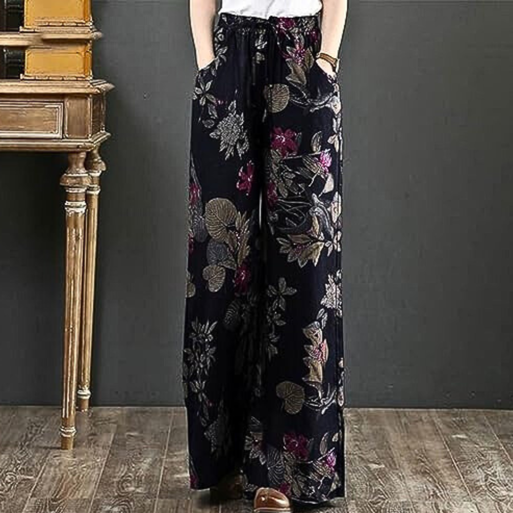 Modische Hose mit weitem Bein und Blumenprint, Modell Kirsi