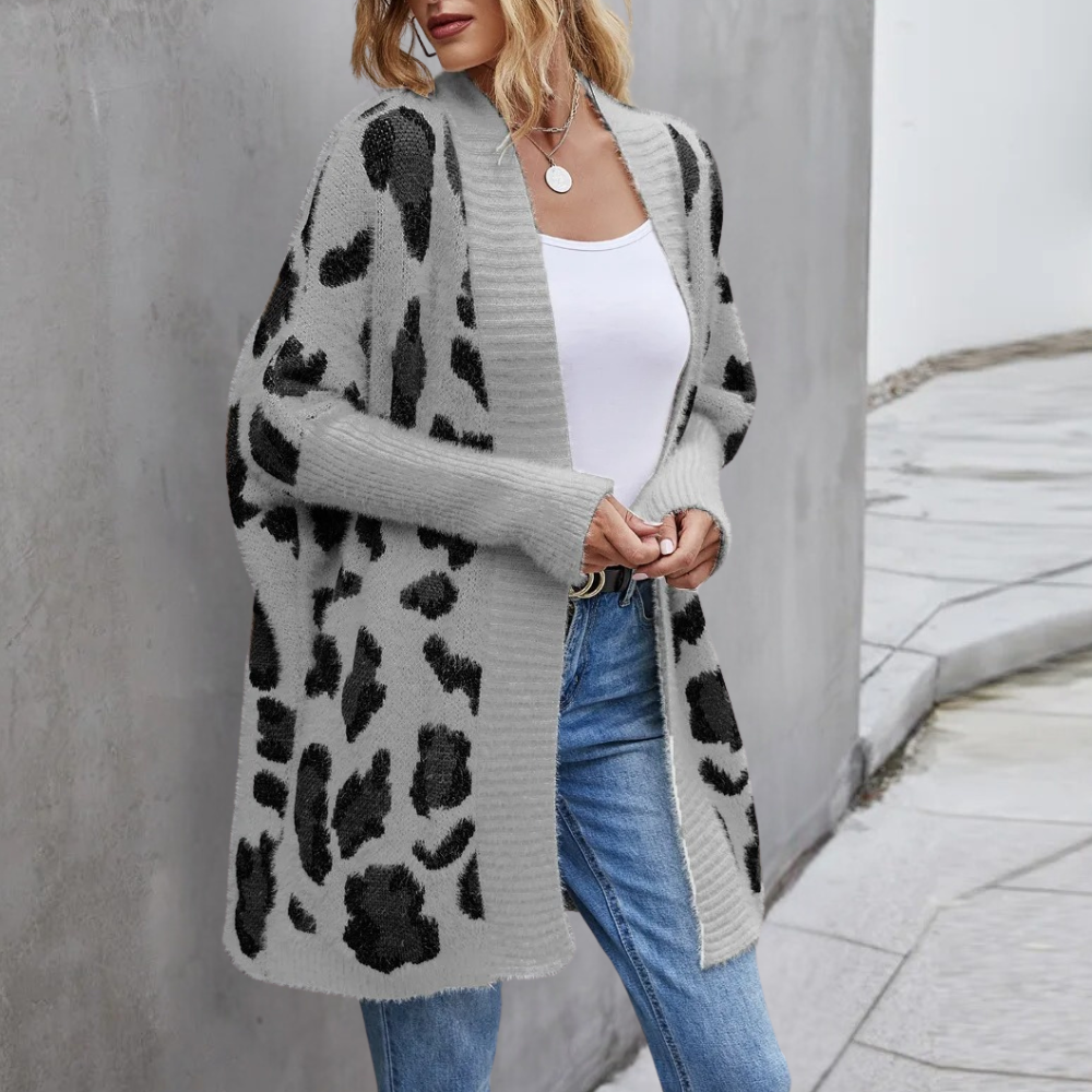 Modische Damen-Strickjacke im Leoparden-Look von ORINTHIA