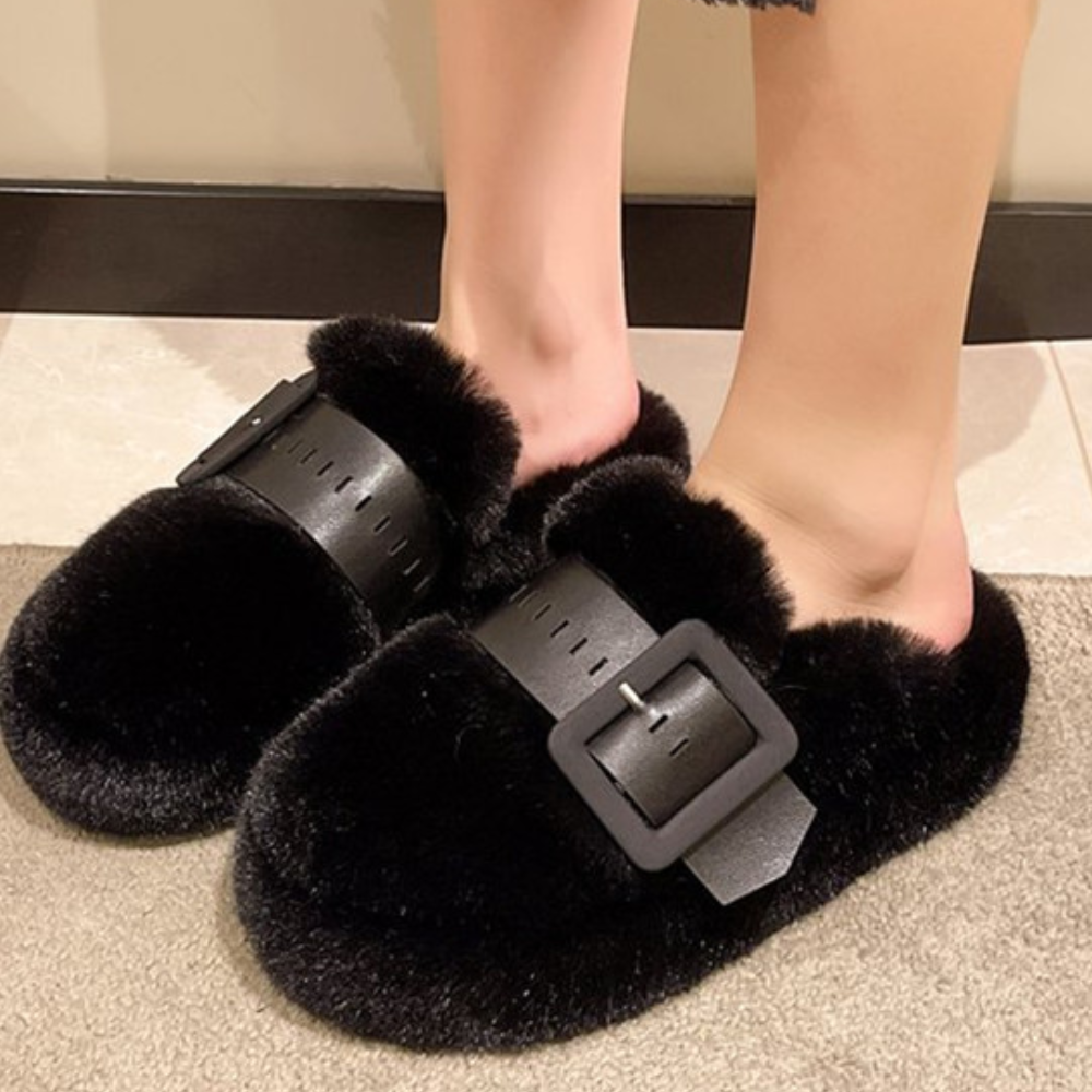Luxuriöse und elegante ZARIYAH Hausschuhe für Damen, für höchsten Komfort drinnen.