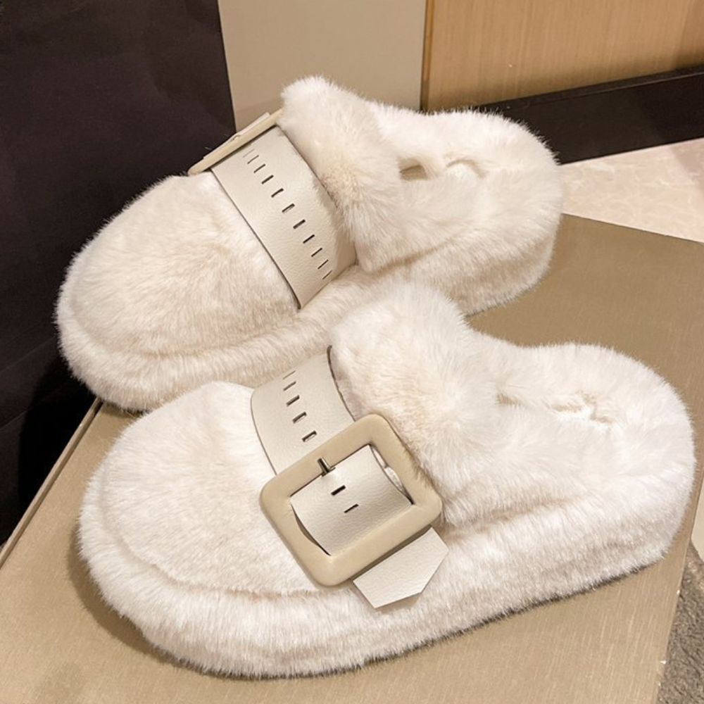 Luxuriöse und elegante ZARIYAH Hausschuhe für Damen, für höchsten Komfort drinnen.