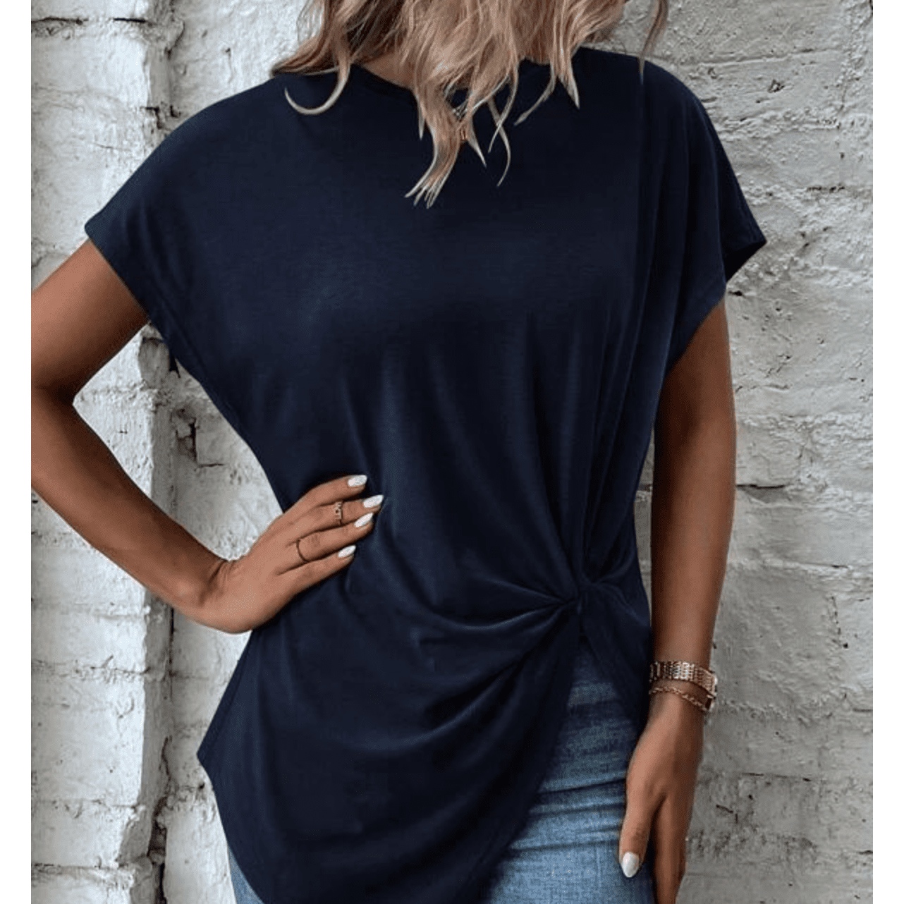 Fudus Bluse: Locker geschnittene Kurzarm-Bluse mit asymmetrischem Saum und Knotendetail – ideal für Freizeit