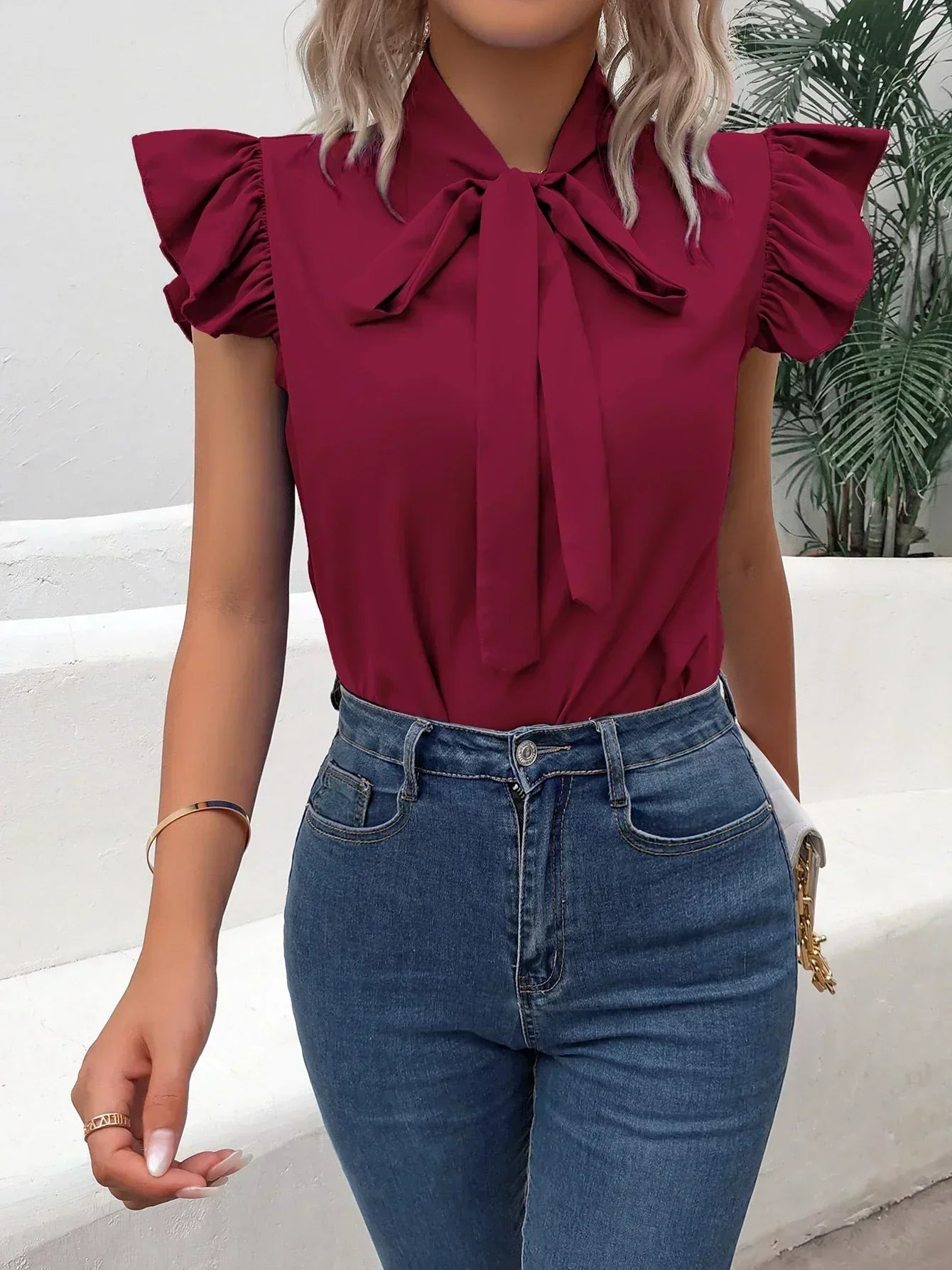 Leichte, elegante Bluse mit Schleifenkragen und Flatterärmeln von Fudus im figurbetonten Schnitt