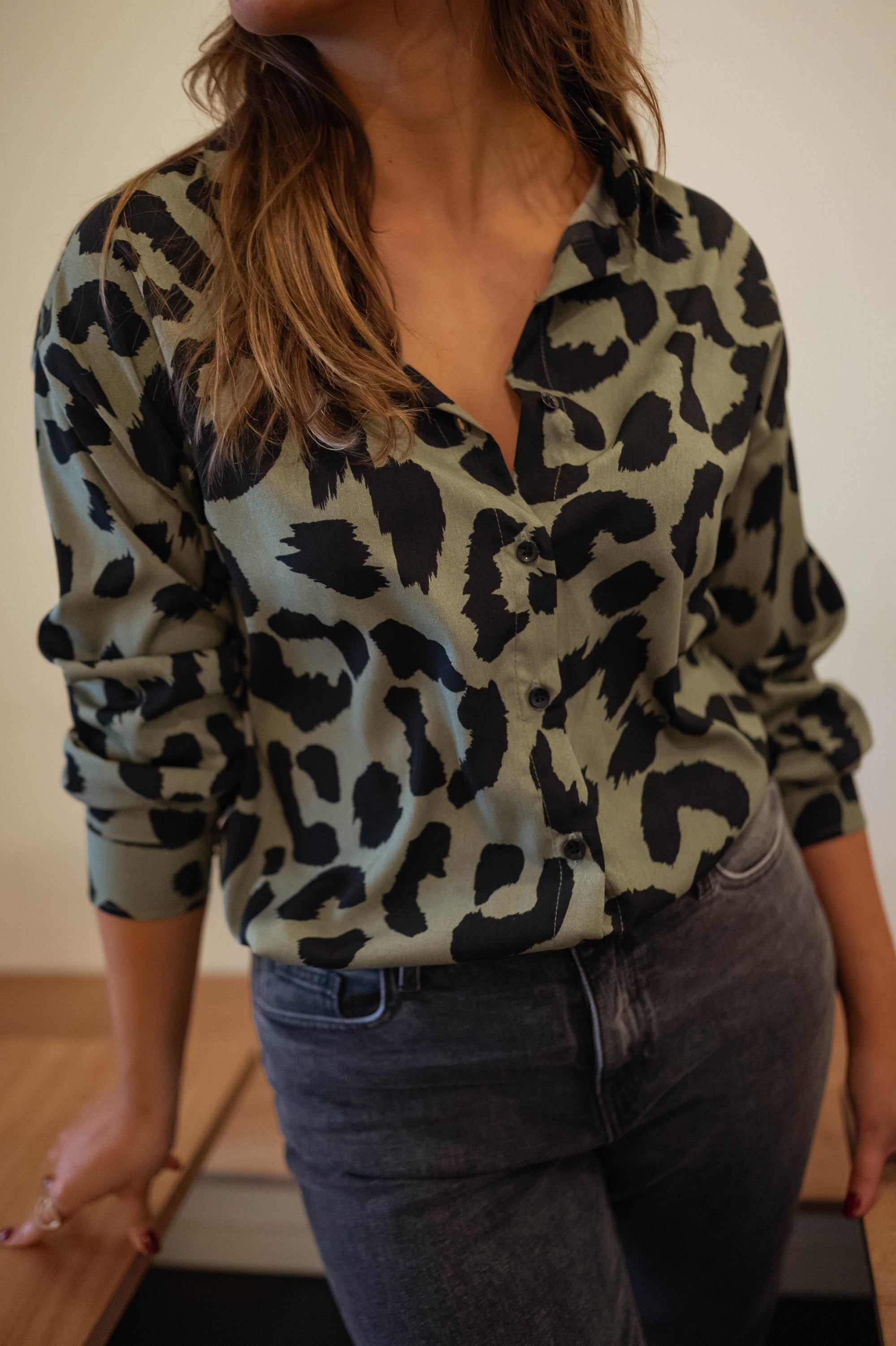 Chemise kaki à motifs léopard Tymou