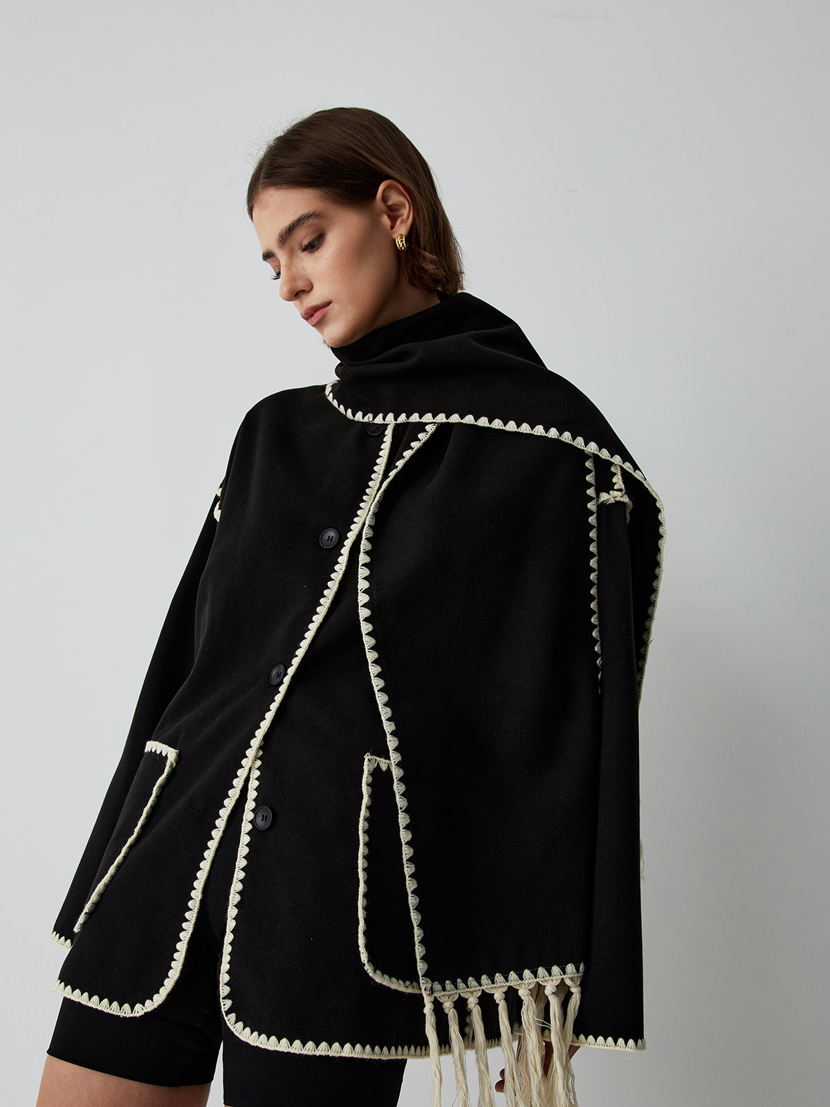 Krohn-e | Damenjacke mit kontrastierenden Paspeln und eleganter Schal Alesha