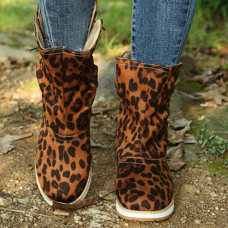 Krohn-e | Knöchellange Stiefel - Wildledermaterial - Schnürdetail - Flache Gummisohle