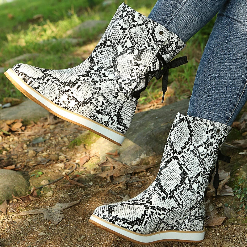 Krohn-e | Knöchellange Stiefel - Wildledermaterial - Schnürdetail - Flache Gummisohle