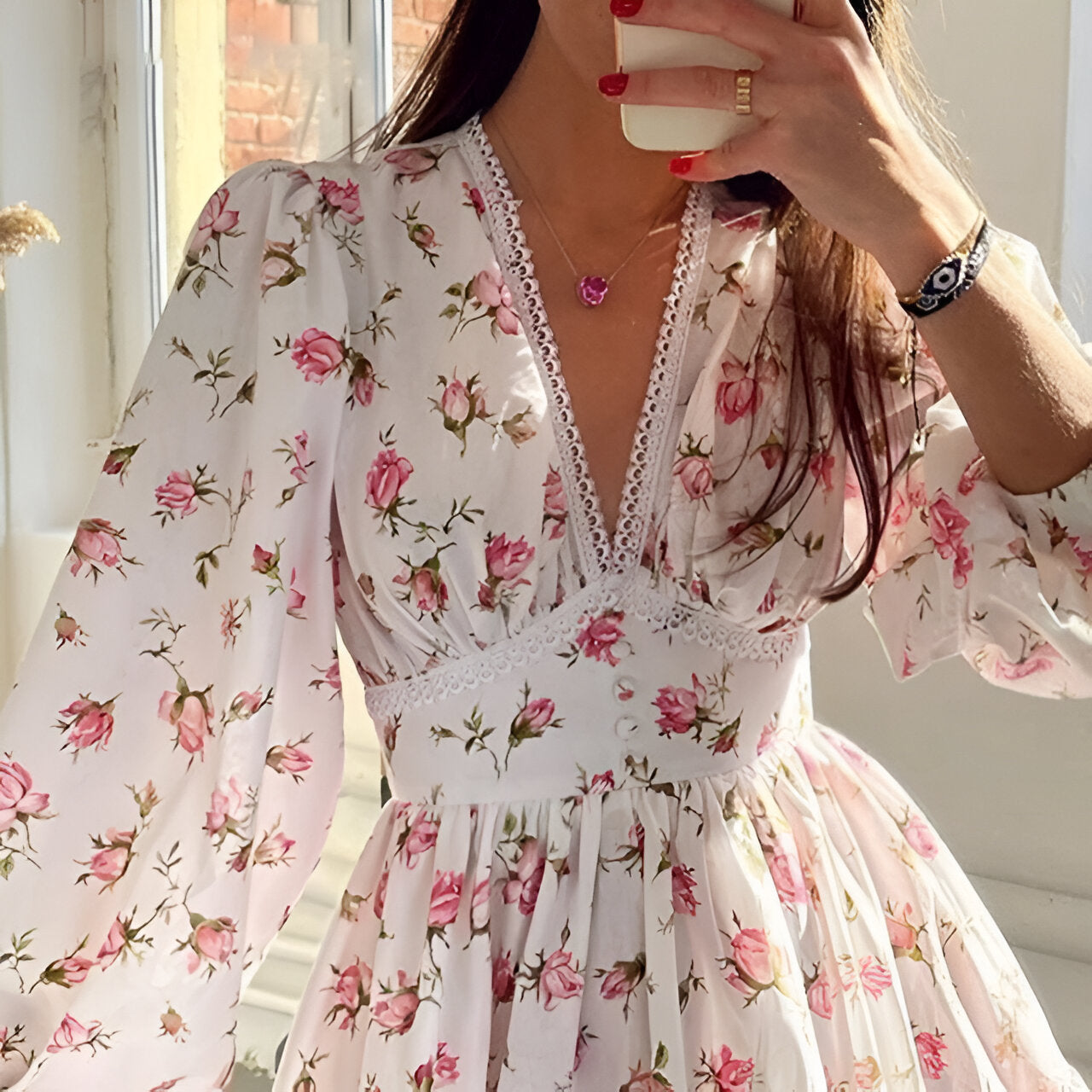 Kurzes Blumenkleid mit langen Ärmeln von Denise