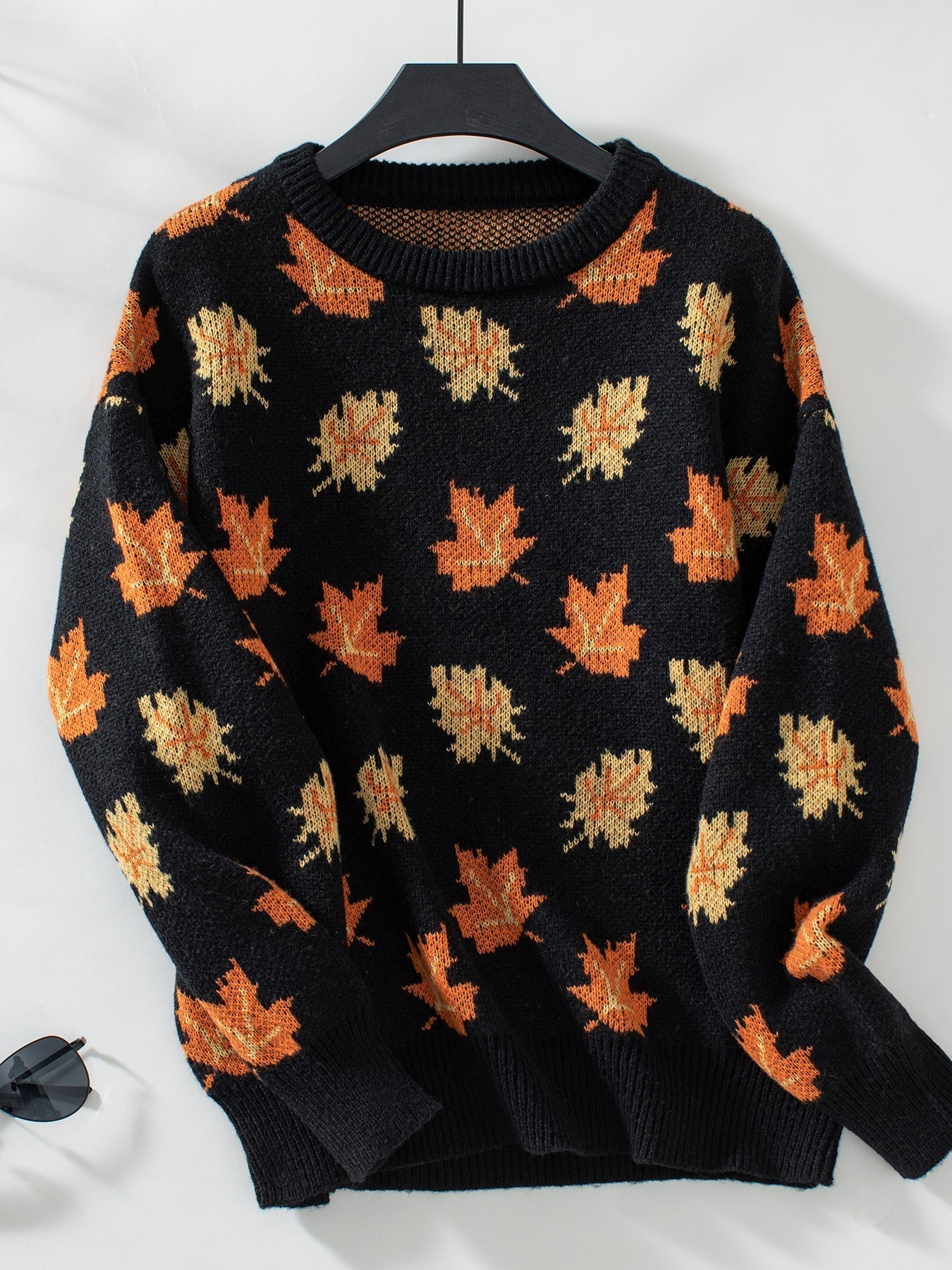 Nilo: Bequemer Pullover mit Ahornblatt-Design