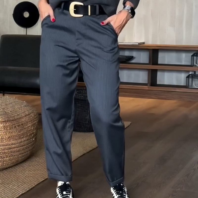 Hochwertige, figurbetonte Damenhose mit hoher Taille, ideal für das Büro.