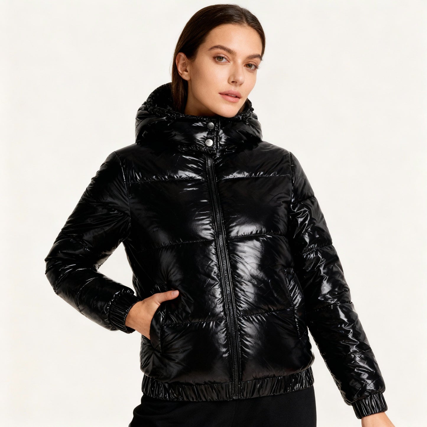 Damen glänzende Winterjacke mit Kapuze – Wasserabweisend & Wärmeisoliert – Krohn-e