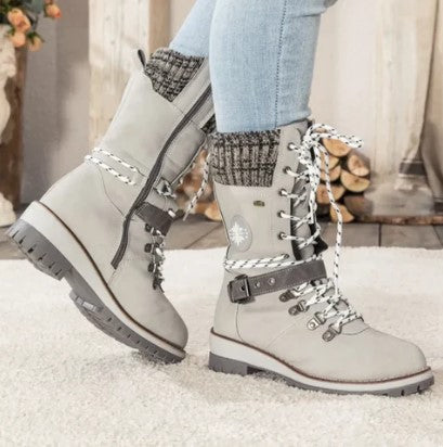 Krohn-e | Knöchelhohe Strickstiefel mit Schnürsenkeln, Reißverschluss und Riemen