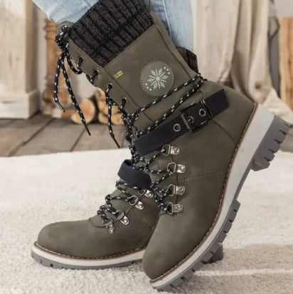 Krohn-e | Knöchelhohe Strickstiefel mit Schnürsenkeln, Reißverschluss und Riemen