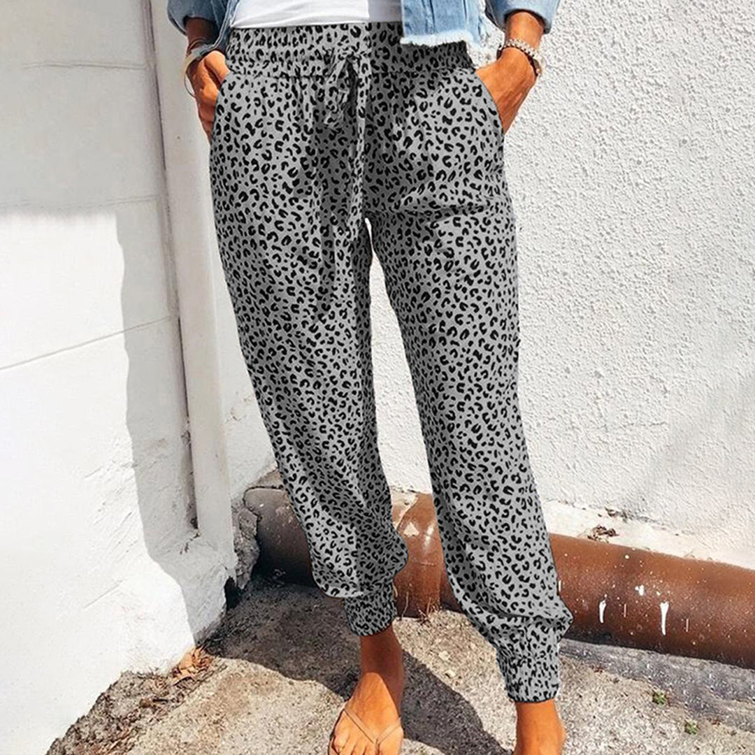 FIONA Hose: Trendiger Leoparden-Look für stilbewusste Frauen
