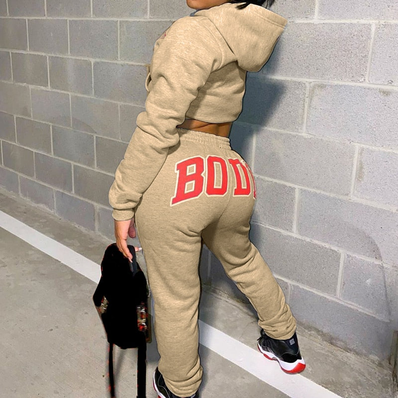 Frauen-Anzug aus Sweatshirt und Jogginghose