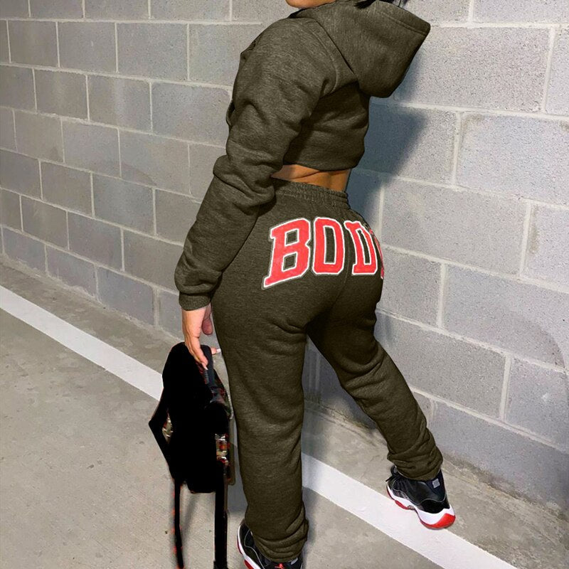 Frauen-Anzug aus Sweatshirt und Jogginghose