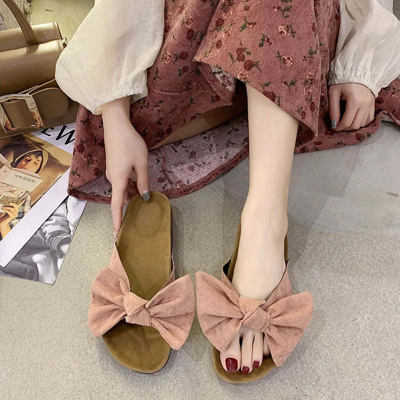 Hausschuhe von Billie mit Schleife