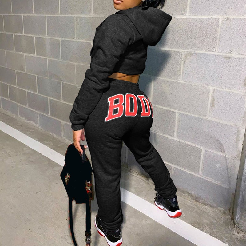 Frauen-Anzug aus Sweatshirt und Jogginghose