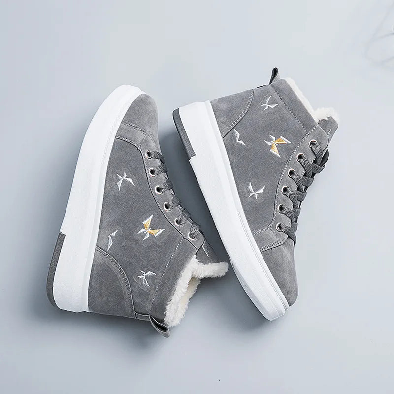 Moderne, modische Winterstiefel im Paisley-Design