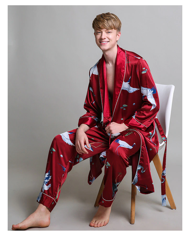 Luxuriöses Herren-Set: Satin-Robe und -Hose mit Animalprint