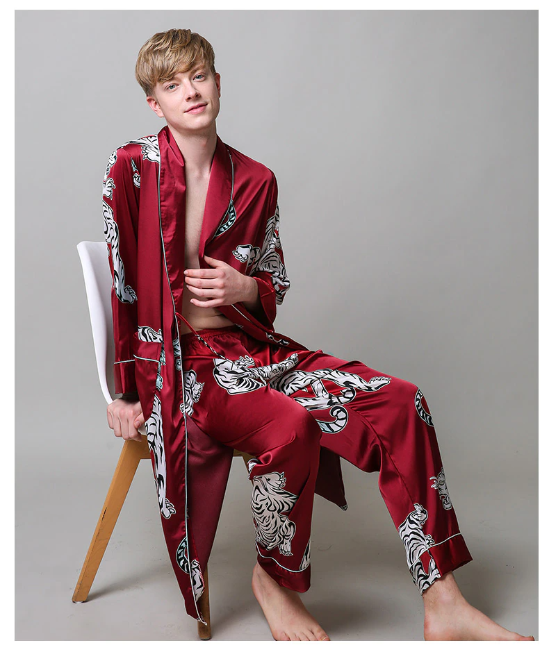 Luxuriöses Herren-Set: Satin-Robe und -Hose mit Animalprint