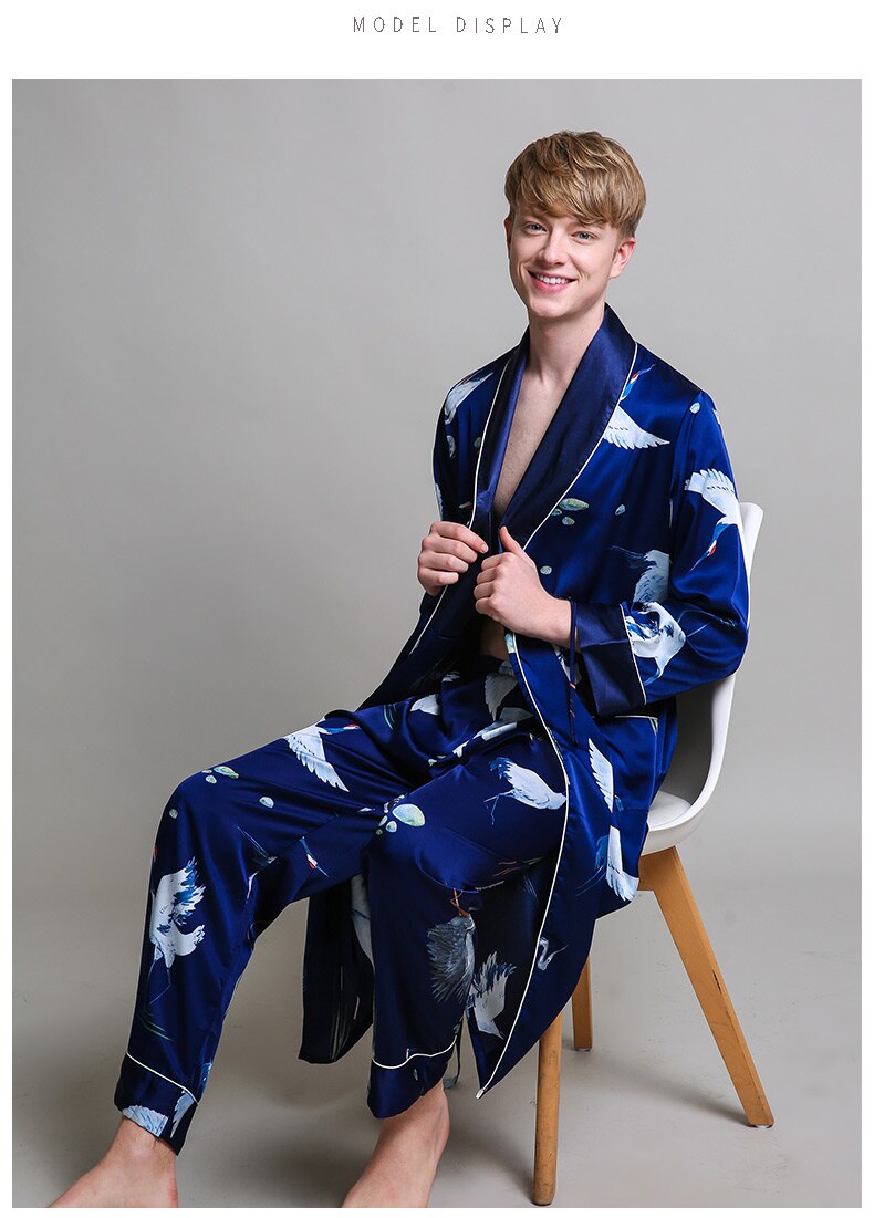 Luxuriöses Herren-Set: Satin-Robe und -Hose mit Animalprint