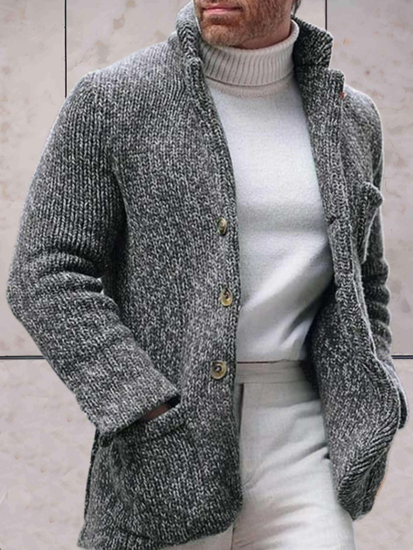 Eynara: Oversize Strickjacke mit hohem Kragen und Knöpfen