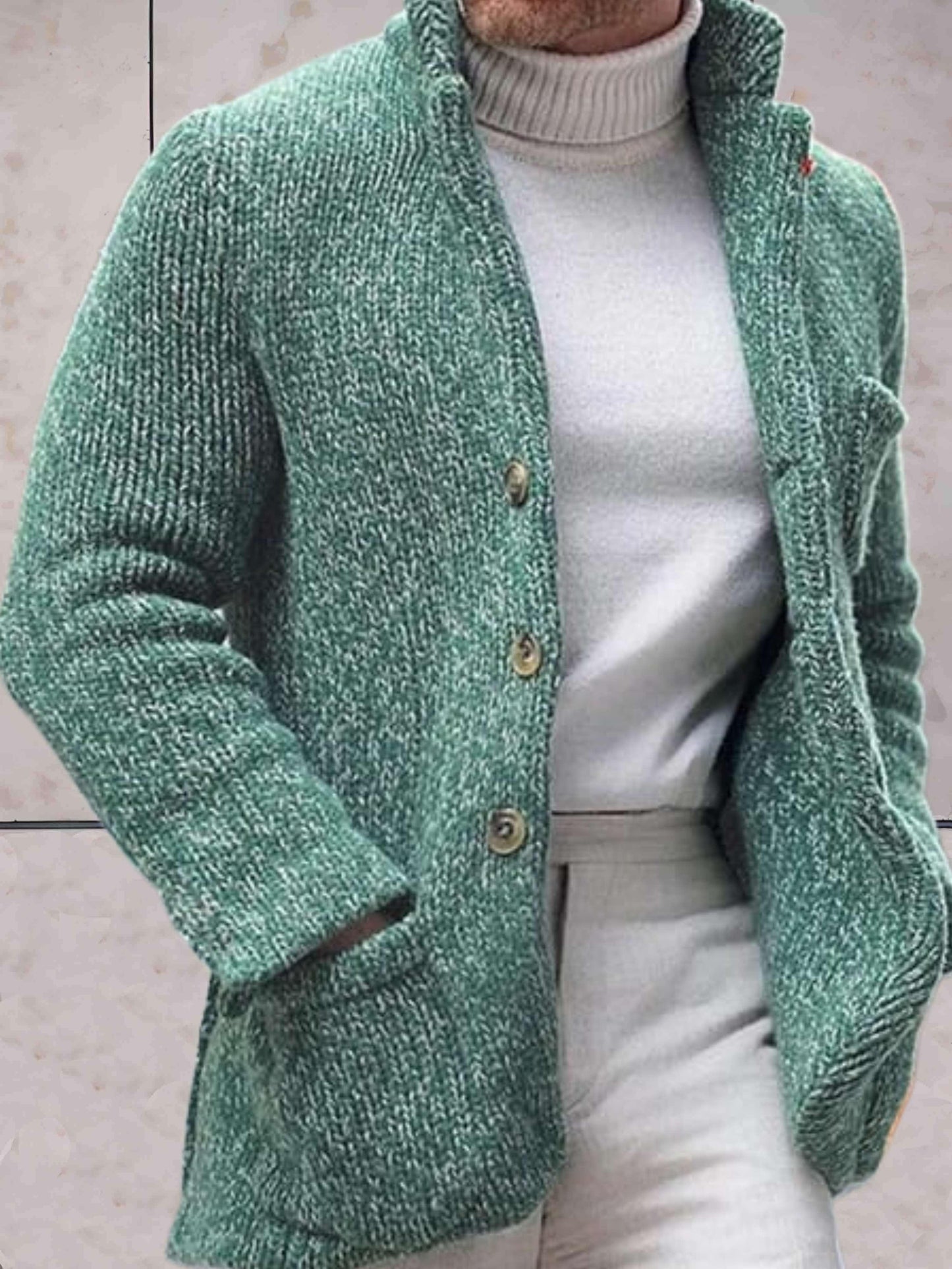 Eynara: Oversize Strickjacke mit hohem Kragen und Knöpfen