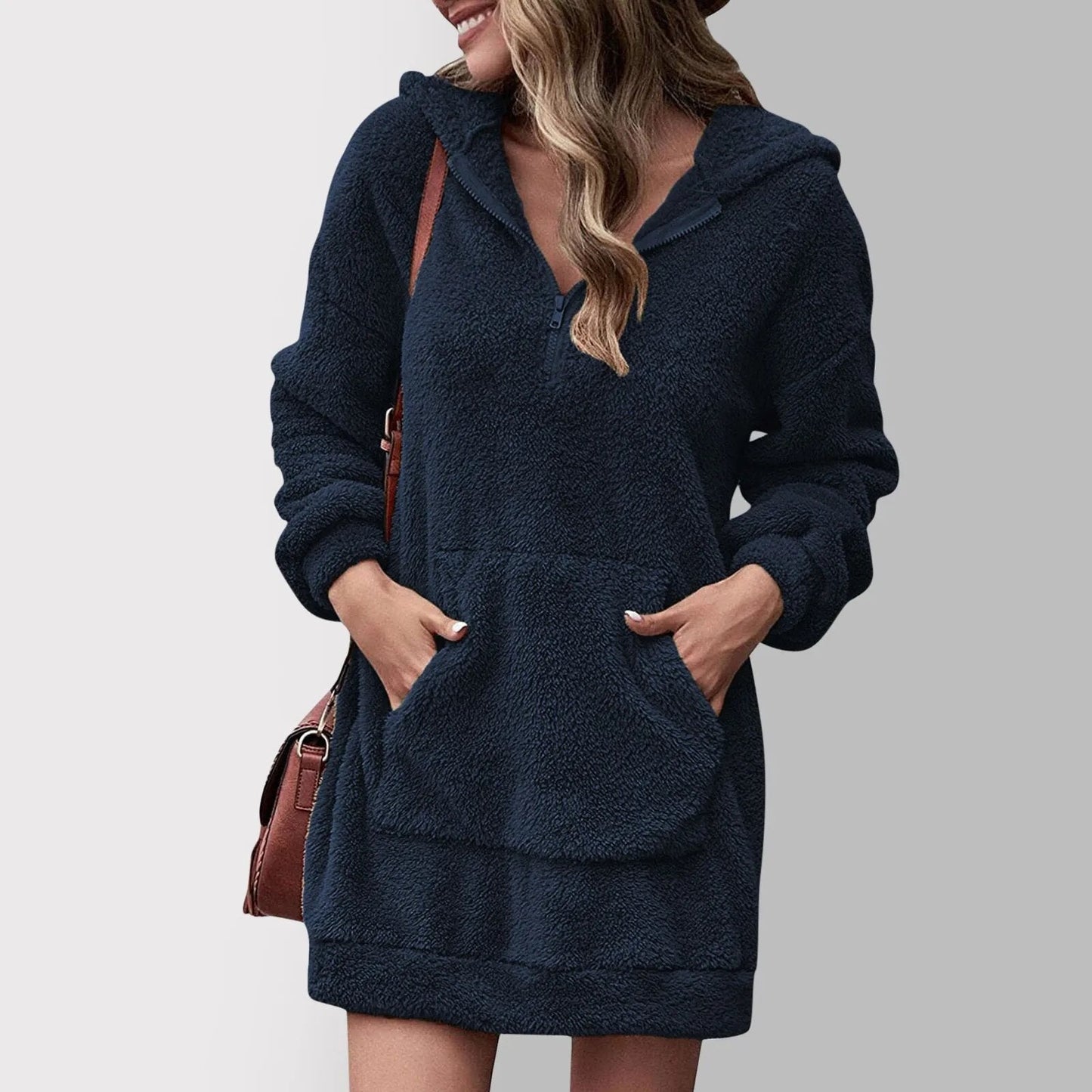Krohn-e | Flauschiges Pulloverkleid mit Kapuze