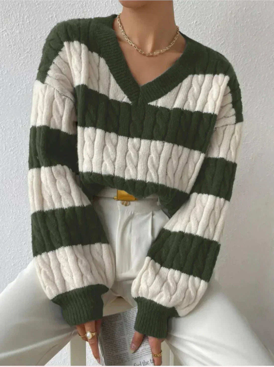Krohn-e | Gestreifter eleganter Pullover mit V-Ausschnitt