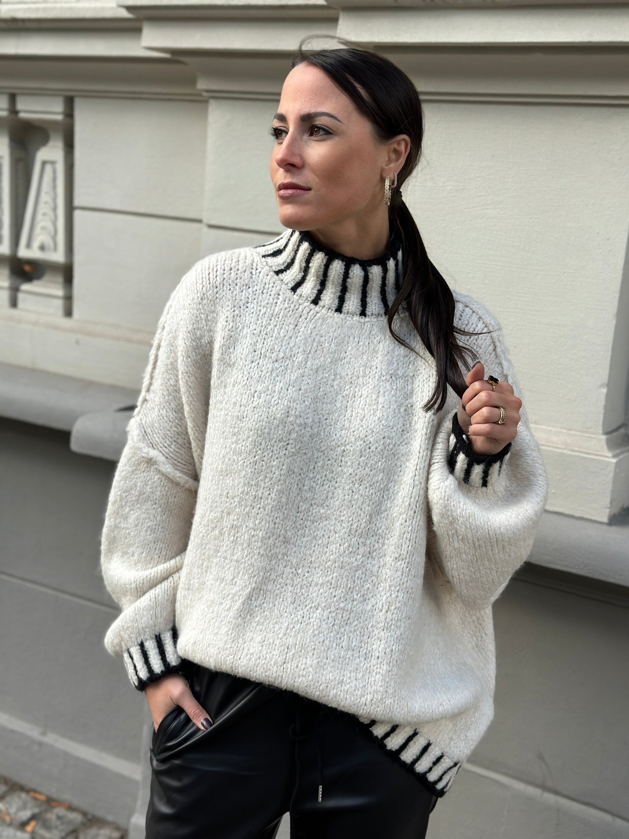 Krohn-e | Strickpullover mit auffälligem Stehkragen