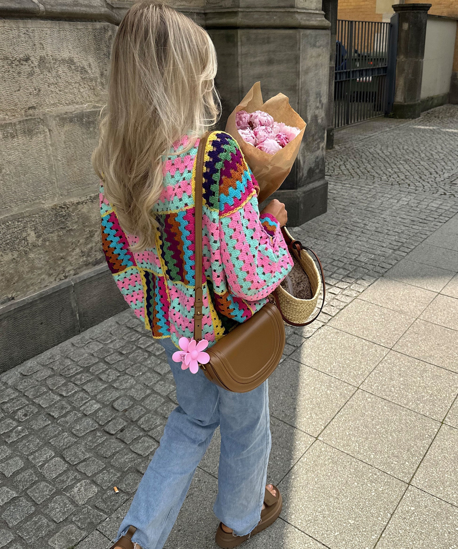 Kyra:  Bunt gestrickte Jacke
 - Krohn-e