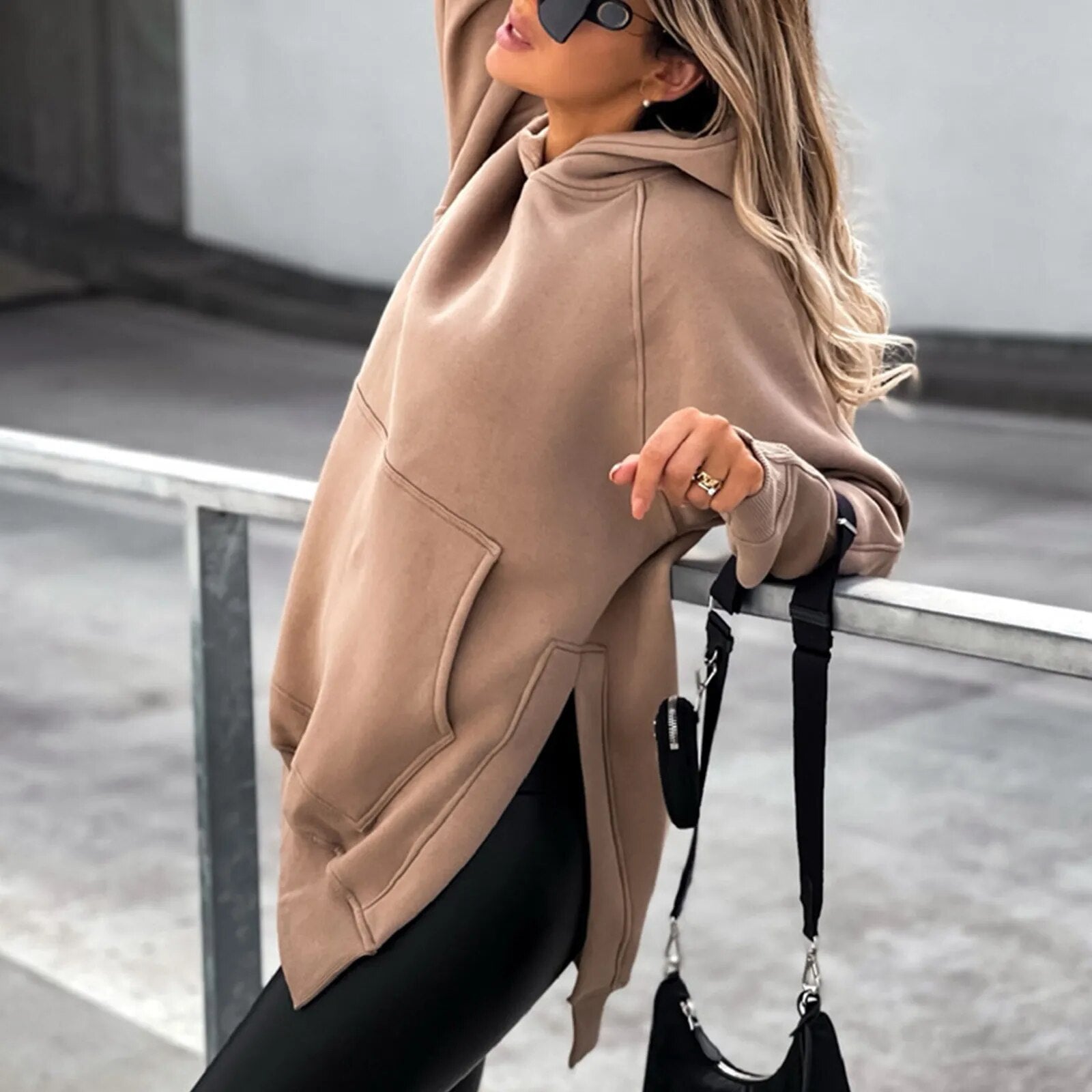 Krohn-e | Stilvolle Jacke mit Kapuze und Schlitz