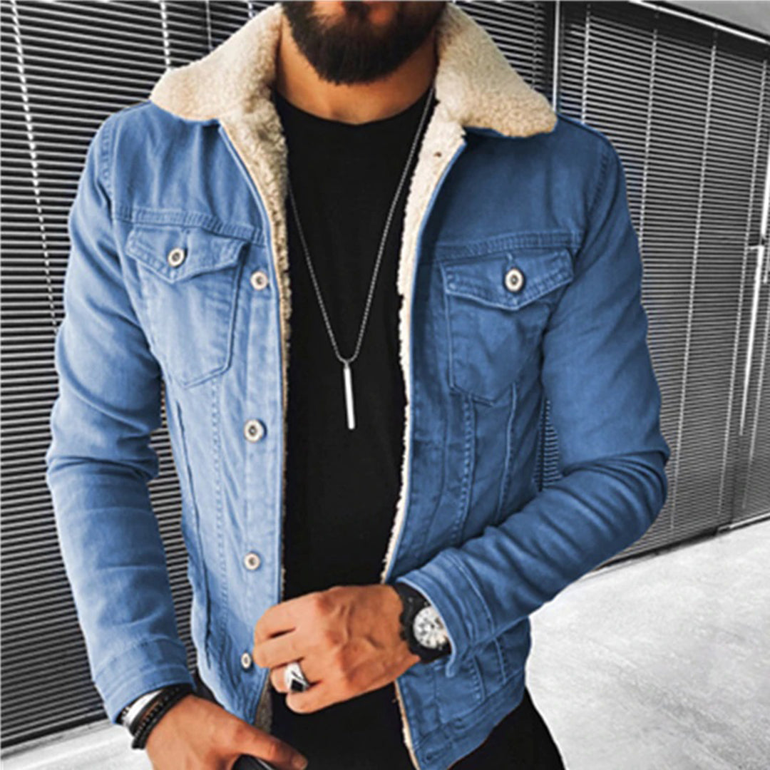 Moderne Männer-Jeansjacke im Leo-Look