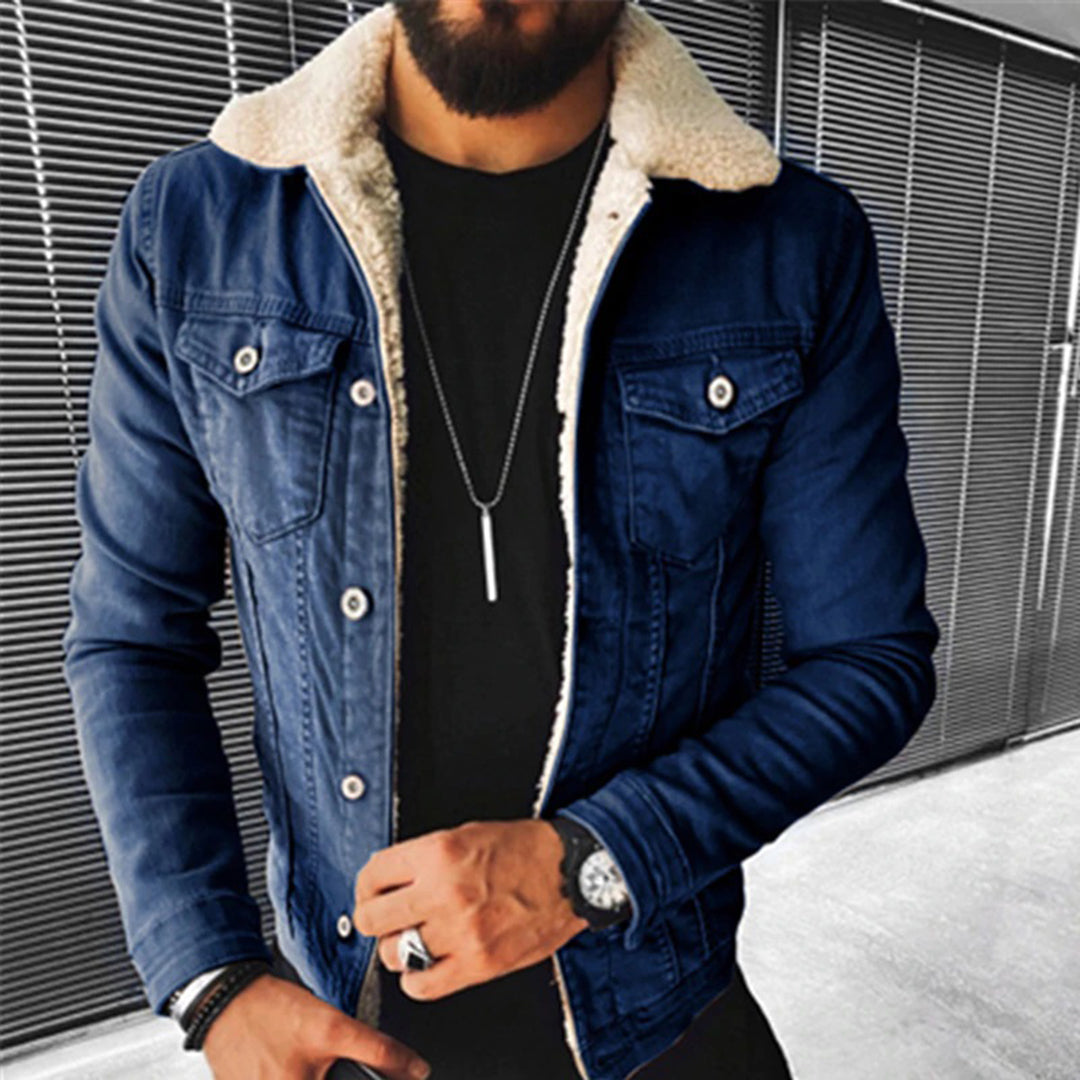 Moderne Männer-Jeansjacke im Leo-Look