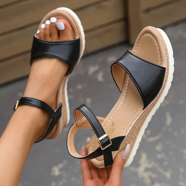 Keyla Sandalen:  Leicht, mit Keilabsatz und Schnalle