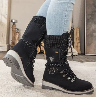 Krohn-e | Knöchelhohe Strickstiefel mit Schnürsenkeln, Reißverschluss und Riemen