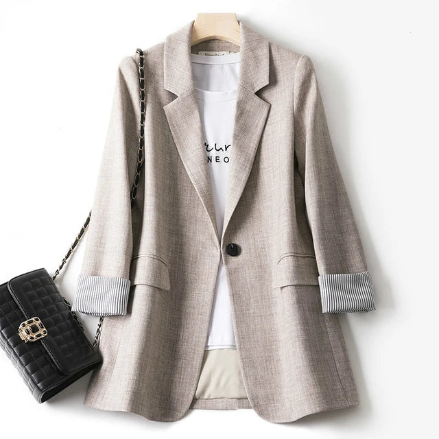 Moderner Patchwork-Blazer von Avelena: locker geschnitten, ein Knopf, minimalistisch.