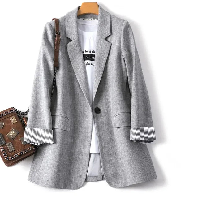 Moderner Patchwork-Blazer von Avelena: locker geschnitten, ein Knopf, minimalistisch.