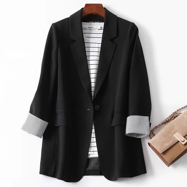 Moderner Patchwork-Blazer von Avelena: lässiger Schnitt, ein Knopf, minimalistisch.