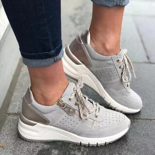 Orthopädische Sneaker mit Keilabsatz von Nyah