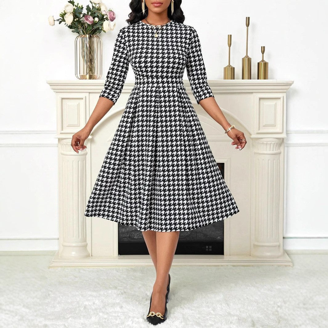 Fudus: Elegantes Midi-Kleid mit floralem Muster und halben Ärmeln