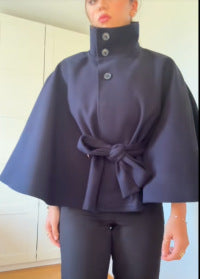 Damen elegante Cape-Jacke mit Knoten-Detail und voluminösen Ärmeln Krohn-e